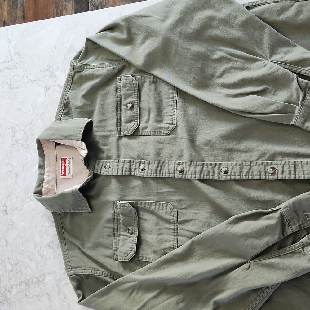 Men's Large Wrangler Premium Quality button up shirt